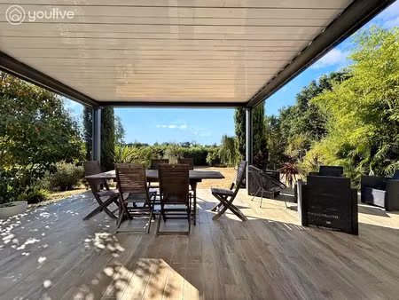 maison lumineuse avec superbe terrain paysagé