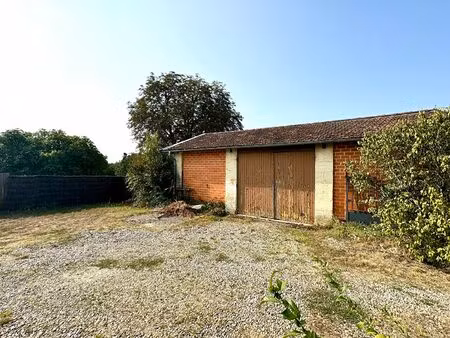 au calme grange à rénover sur un terrain d'environ 4000m²