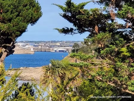 villa parfaitement entretenue de 296m² avec de jolis points de vue sur la plage de l'eclus
