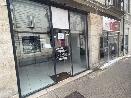 local commercial saumur hyper centre