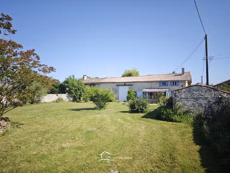 maison avec grange et terrain clos de murs