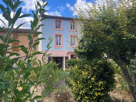 dans village vivant  charmante maison en bon état avec jardi
