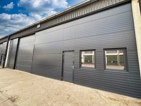 ? entrepôt / local industriel de 234 m² à louer à jambes