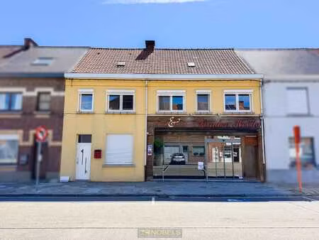te koop  commerciële eigendom met woonst en 2 garages nab...