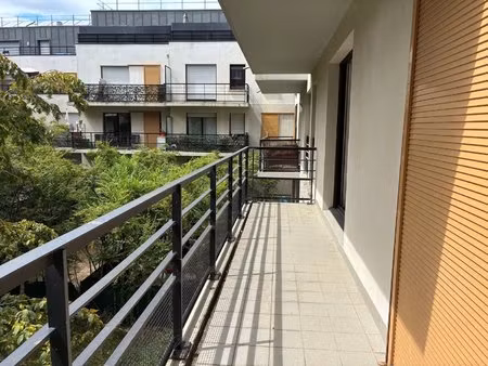 beau 4 pieces traversant avec balcon sur jardin