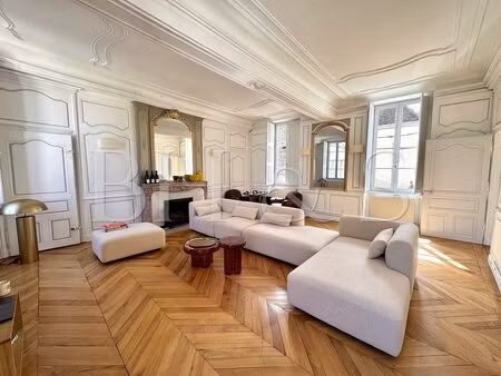 appartement avec du cachet  3 chambres  cave et parking  centre historique