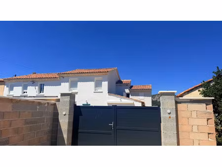 location meublée maison 4 pièces 101 m² à hyeres (83400)  1 650 €