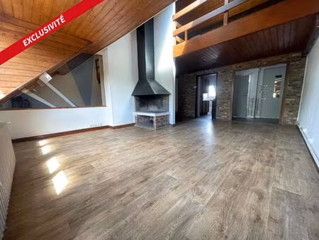 appartement avec vue dégagée et sur château.