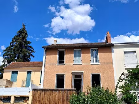 jolie maison de bourg au coeur de la commune de abrest