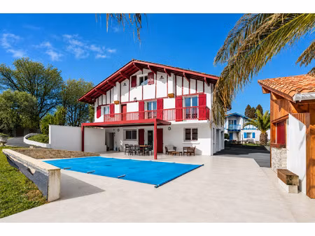 ascain maison avec piscine au pied de la rhune