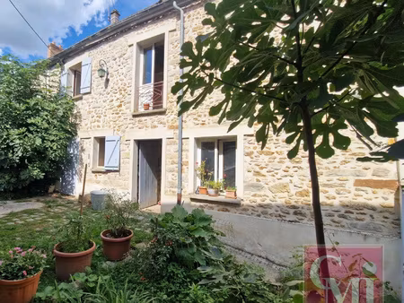 du potentiel pour cette bâtisse ancienne avec grange ( à rén