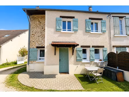 galluis - maison meublée 4 pièces de 74 10 m² - 3 chambres - terrasse et stationnement sou
