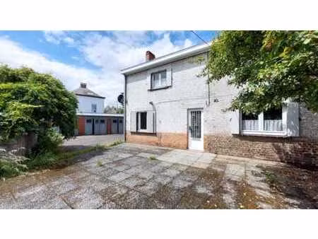 maison avec 4 garages et agréable jardin sur 9 a 65 ca