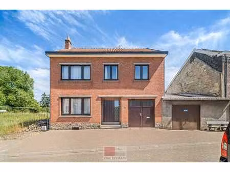 leuke te renoveren woning met een bewoonbare oppervlakte ...