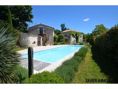 magnifique maison de village avec piscine chauffée  grange et jardin paysager de 1 710 m² 