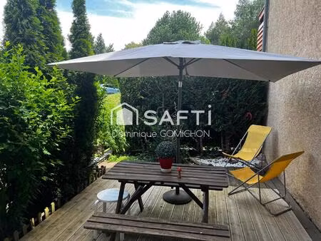 studio terrasse donnant sur un parc arboré  proximité commerces et plages
