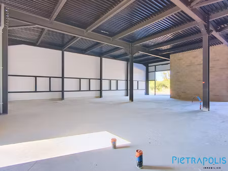 sete: local d'activité de 165.7m²  deux places de stationnemen