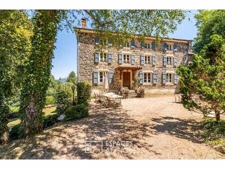 maison en pierres sur les hauteurs du beaujolais vert
