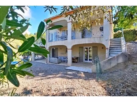 villa contemporaine avec piscine et vue dégagée