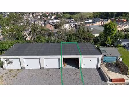 dans un clos  garage construit en 2020 + parking extérieur