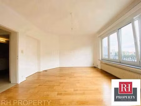 a 2 pas de laeken  superbe appartement + terrasse/veranda
