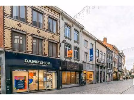 au centre de halle  un emplacement commercial: espace comme