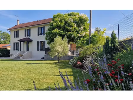location meublée maison 5 pièces 173.8 m² à saint-verand (38160)  1 500 €