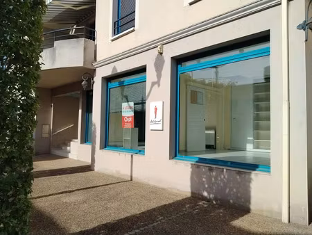 location locaux professionnels à terrasson-lavilledieu (24120)  585 €