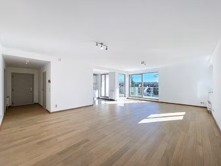 appartement à louer avec terrasse et 3 chambres   uccle (vbe43006)