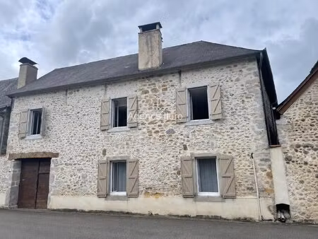 proximite oloron - grande maison t6 en pierres avec cour  jardin et garage au cachet de l'