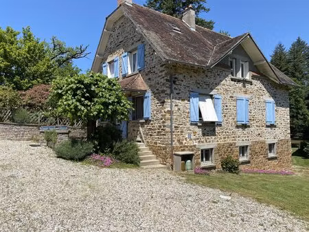 a découvrir cet ensemble en pierre  composé d'une maison d'habitation  et de diverses...