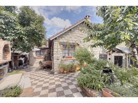 maison plain-pied 70m2 avec combles aménagés.