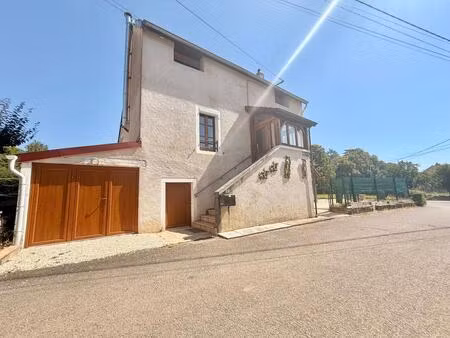 maison avec 3 chambres et 2 garages sur un terrain de 742m²
