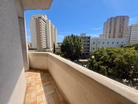 appartement t4 de 98 m2 avec balcon  cave et chambre de bonn