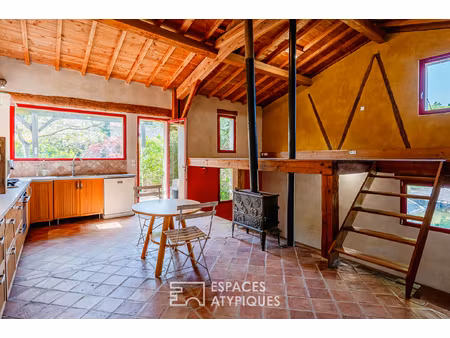 maison écologique atypique avec bassin naturel et jardin paysager à douzens