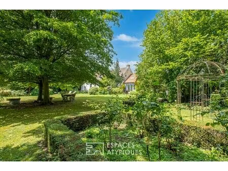 maison de famille dans son refuge de verdure avec piscine