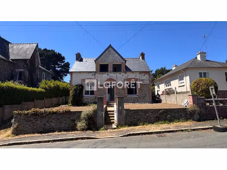 à louer - maison entièrement rénovée avec 2 chambres - centre-ville de plouha - disponible