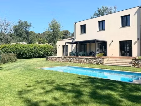 maison de quatre pièces de 167m² avec plusieurs places de parking et piscine