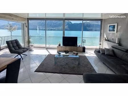 vue plongeante sur le lac du bourget pour cet appartement climatisé de 64m2 avec balcon