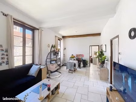 t3 de 62m² plein centre-ville avec cour commune