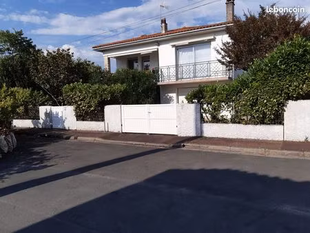 jolie maison de 115m2 avec grand garage et vastes jardins-terrasses sur terain 600m2