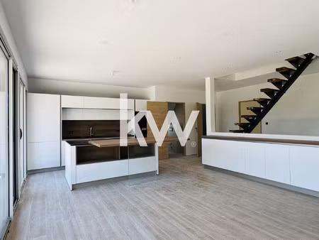 maison d'architecte avec piscine et garages sur un grand terrain