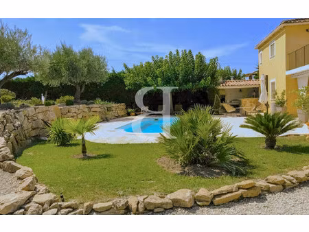 jolie villa avec piscine située dans un environnement calme à