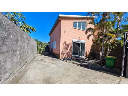 maison avec jardin  terrasse et 2 places de stationnement situé
