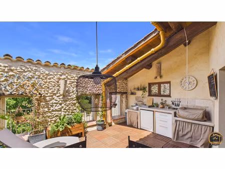 maison en pierre avec terrasse