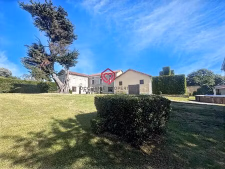 magnifique maison de ville de caractère au cœur de miélan  dépendances et 3 000 m² de terr