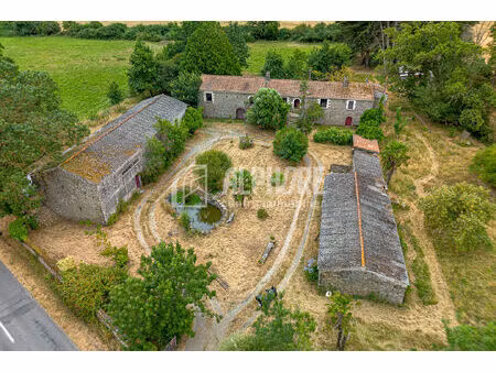 maison de caractère en pierre de 155 m² de 1810  nombreuses dépendances  sur un terrain de
