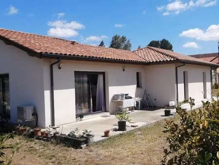 maison récente au calme sur terrain clôturé.