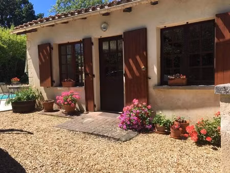 jolie maison de deux chambres avec chalet indépendant et piscine chauffée
