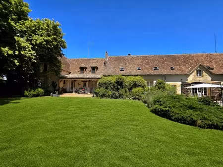 ferme de style périgordien avec opportunités commerciales